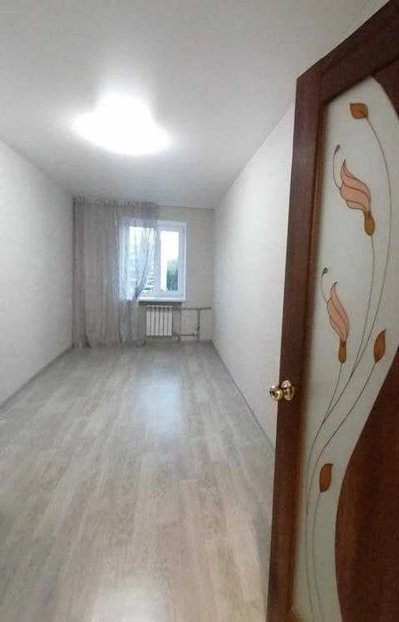 Selling a 2-bedroom apartment with renovations in a brick building near the Kh metro station.