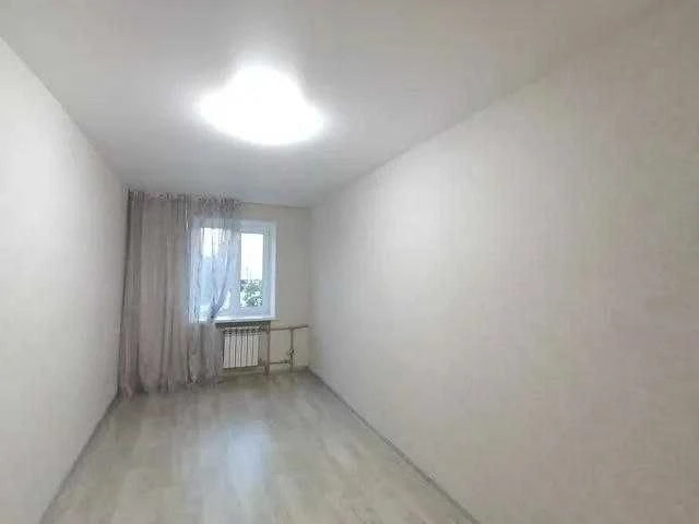 Selling a 2-bedroom apartment with renovations in a brick building near the Kh metro station.