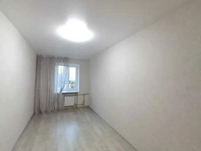 Selling a 2-bedroom apartment with renovations in a brick building near the Kh metro station.