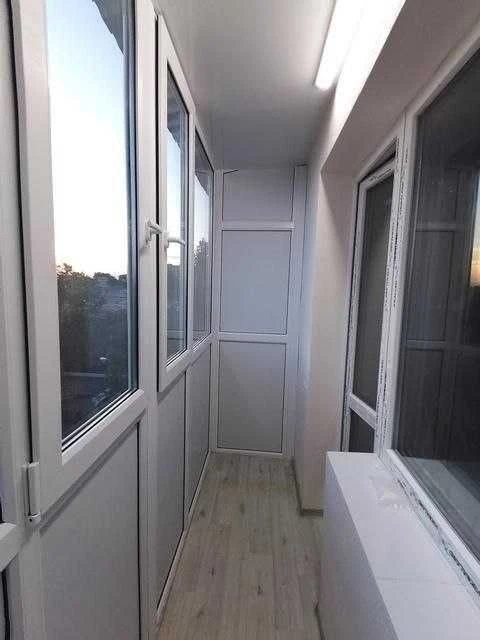 Selling a 2-bedroom apartment with renovations in a brick building near the Kh metro station.