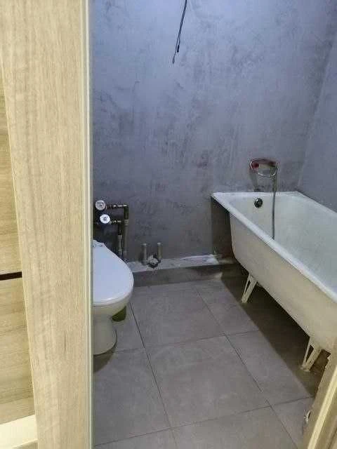 Selling a 2-bedroom apartment with renovations in a brick building near the Kh metro station.