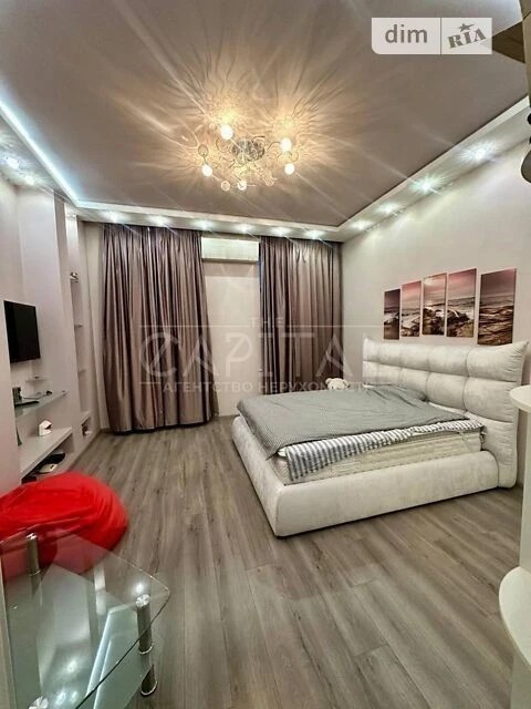 Sale of 3-room apartment 94 sq. m. on Velyka Vasylkivska 14 street