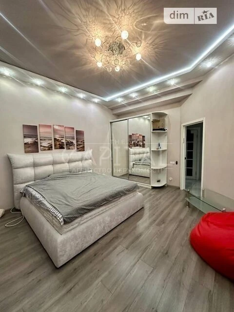 Sale of 3-room apartment 94 sq. m. on Velyka Vasylkivska 14 street