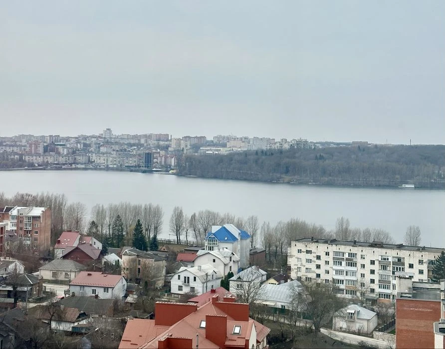 Продаж 2км квартири з виглядом на озеро, вул. Нечая