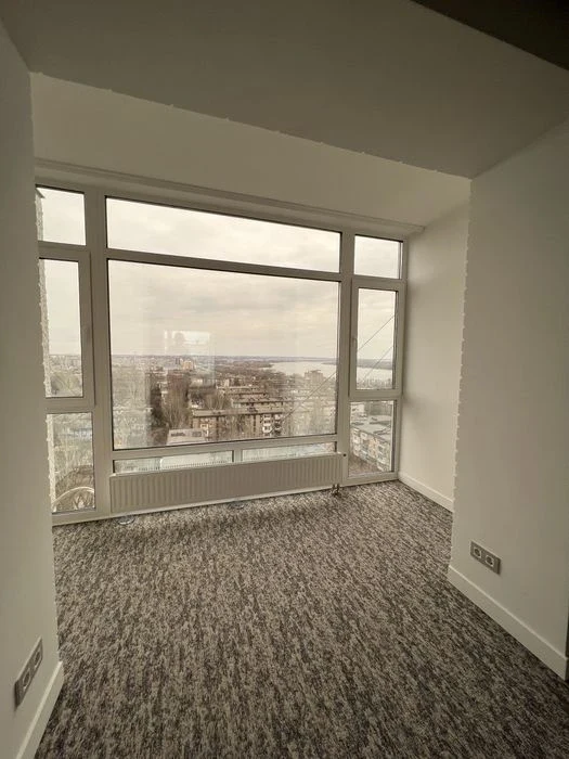 Продается больше 3-х комн. кв. в центре