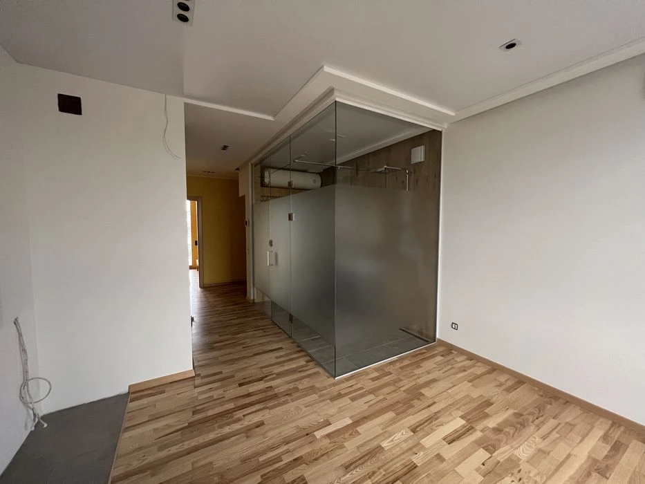 Продается больше 3-х комн. кв. в центре
