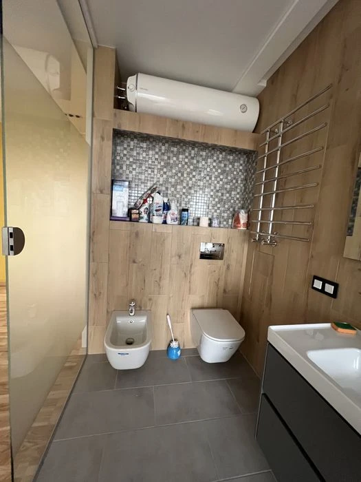 Продается больше 3-х комн. кв. в центре