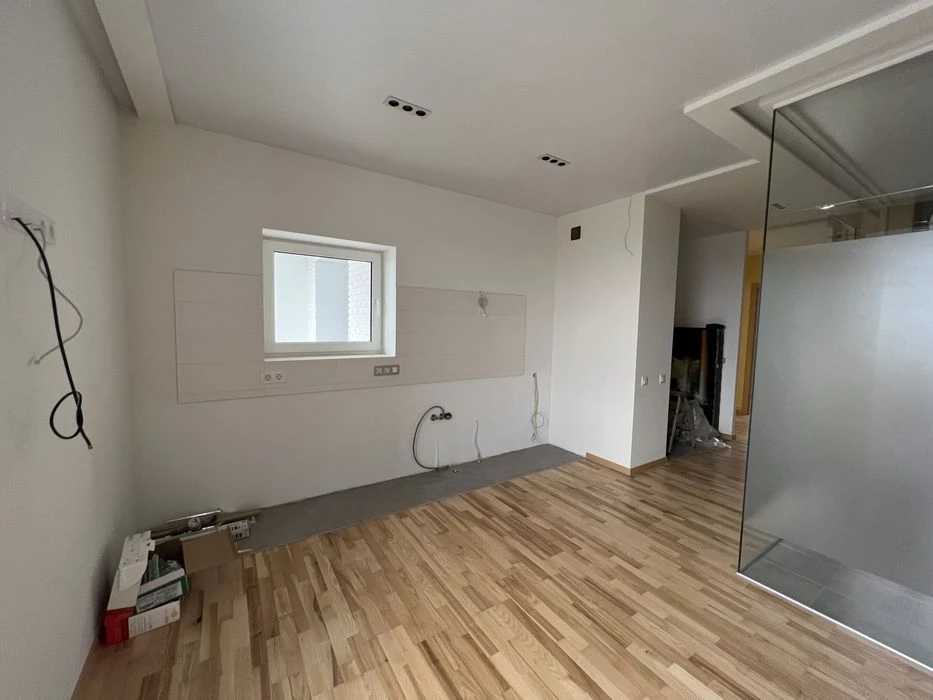 Продается больше 3-х комн. кв. в центре