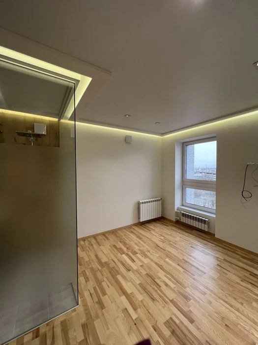 Продается больше 3-х комн. кв. в центре