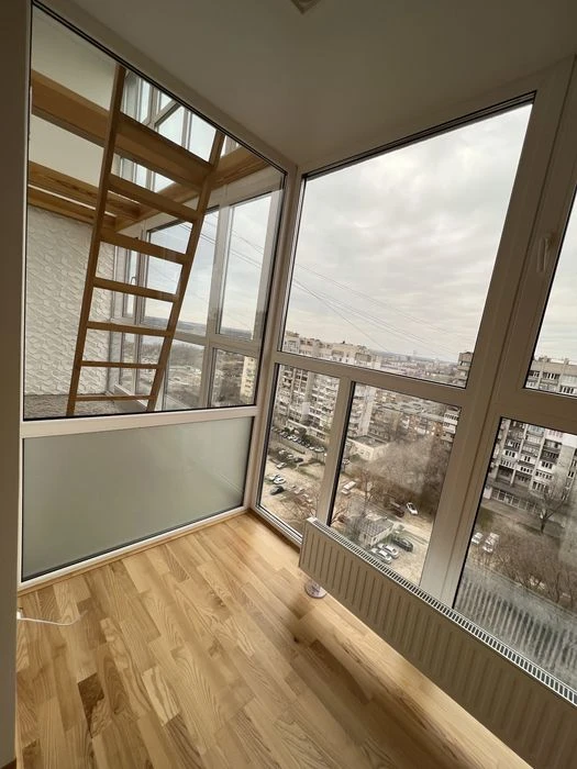 Продается больше 3-х комн. кв. в центре