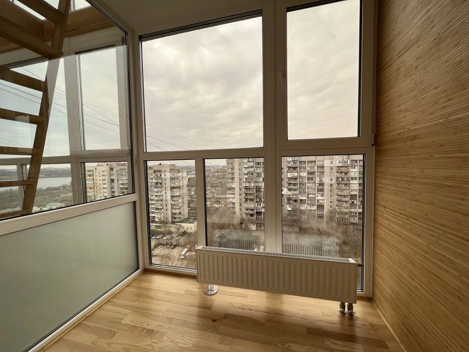Продается больше 3-х комн. кв. в центре