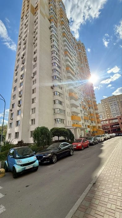 Sale of a 2-room apartment of 60 m² "Euro three" with designer furniture