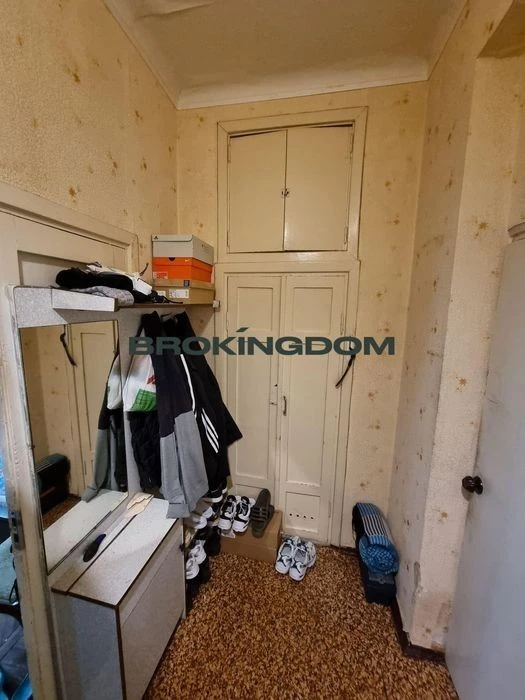 I am selling a two-room apartment.