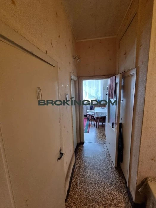 I am selling a two-room apartment.