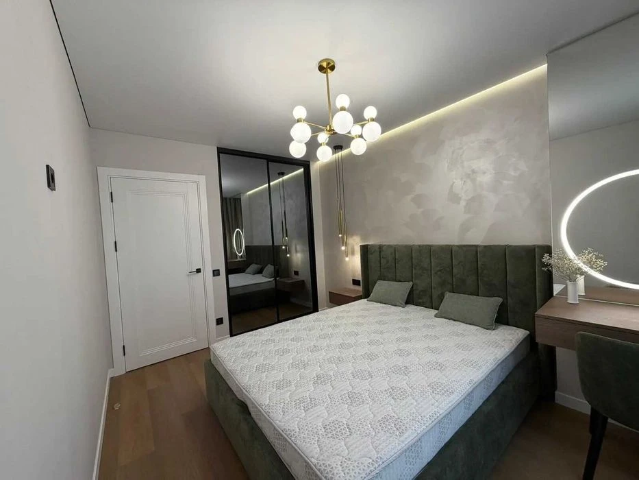 Шикарна двокімнатна з меблями та технікою