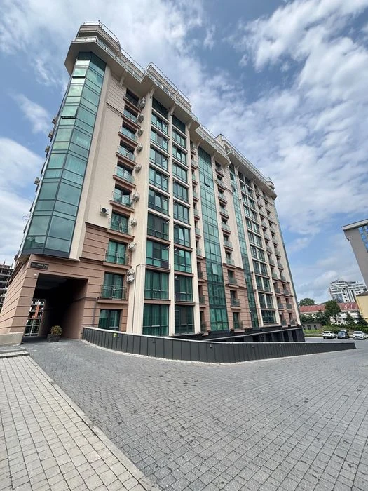 Простора 1к квартира з кухнею вітальнею та виходом на балкон