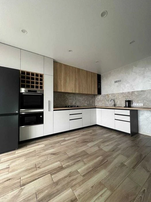 Продам 4х кімнатну квартиру з Гаражем ЖК Щасливий 1250$/м Ви