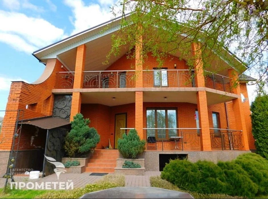 Two-story house for sale. No commission!
