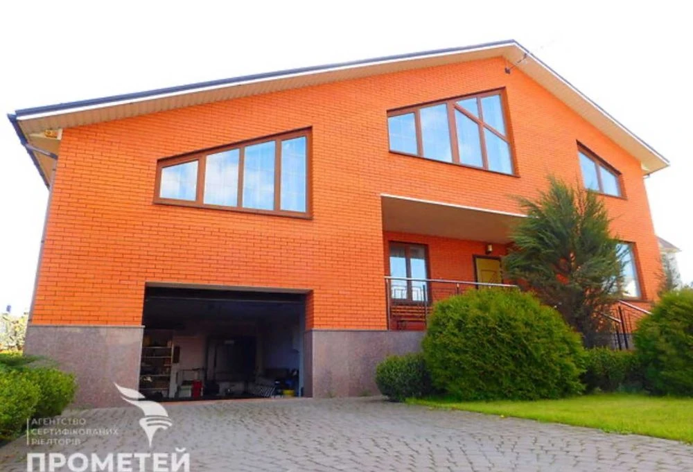 Two-story house for sale. No commission!