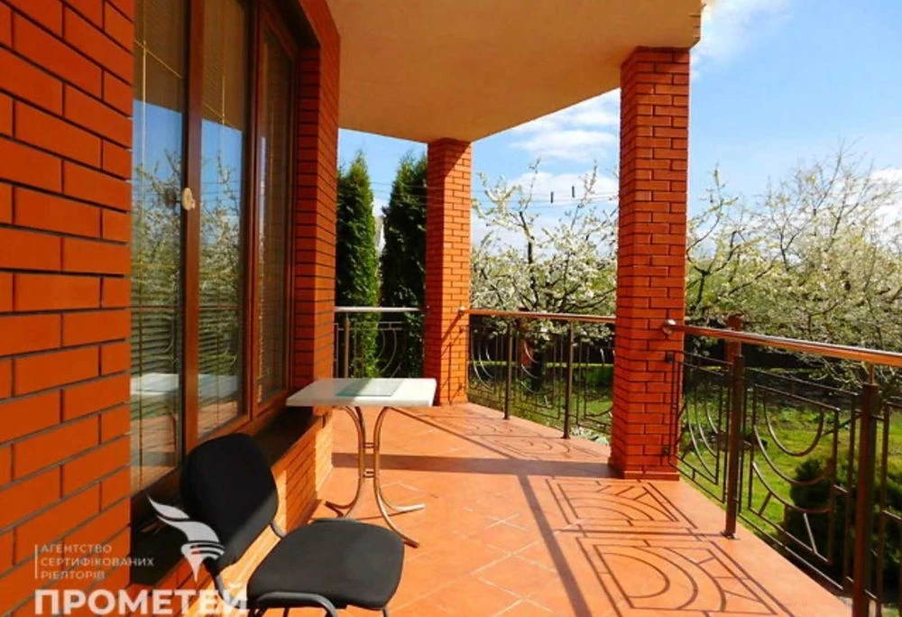 Two-story house for sale. No commission!