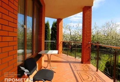 Two-story house for sale. No commission!