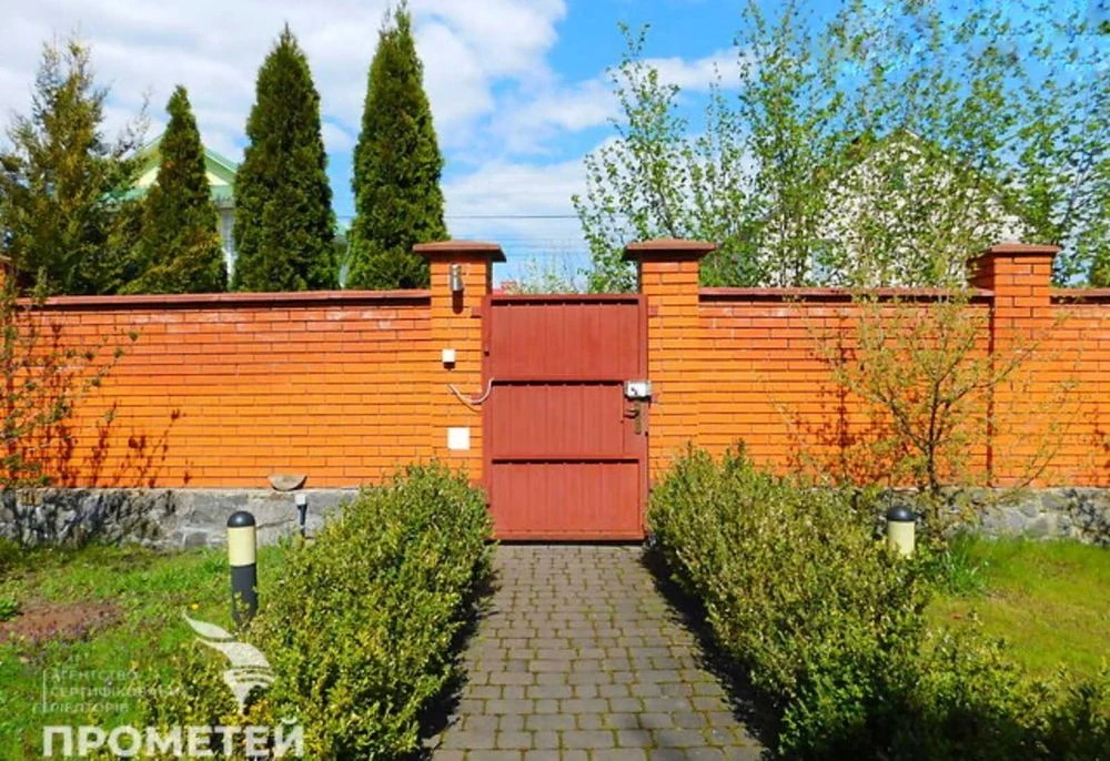 Two-story house for sale. No commission!