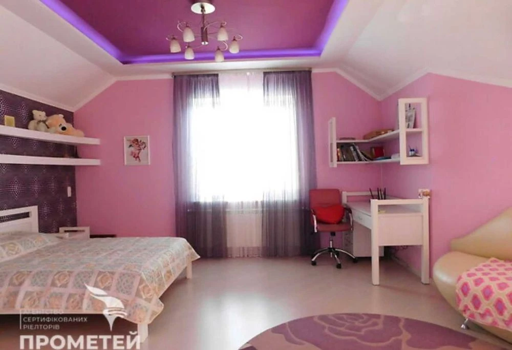 Two-story house for sale. No commission!