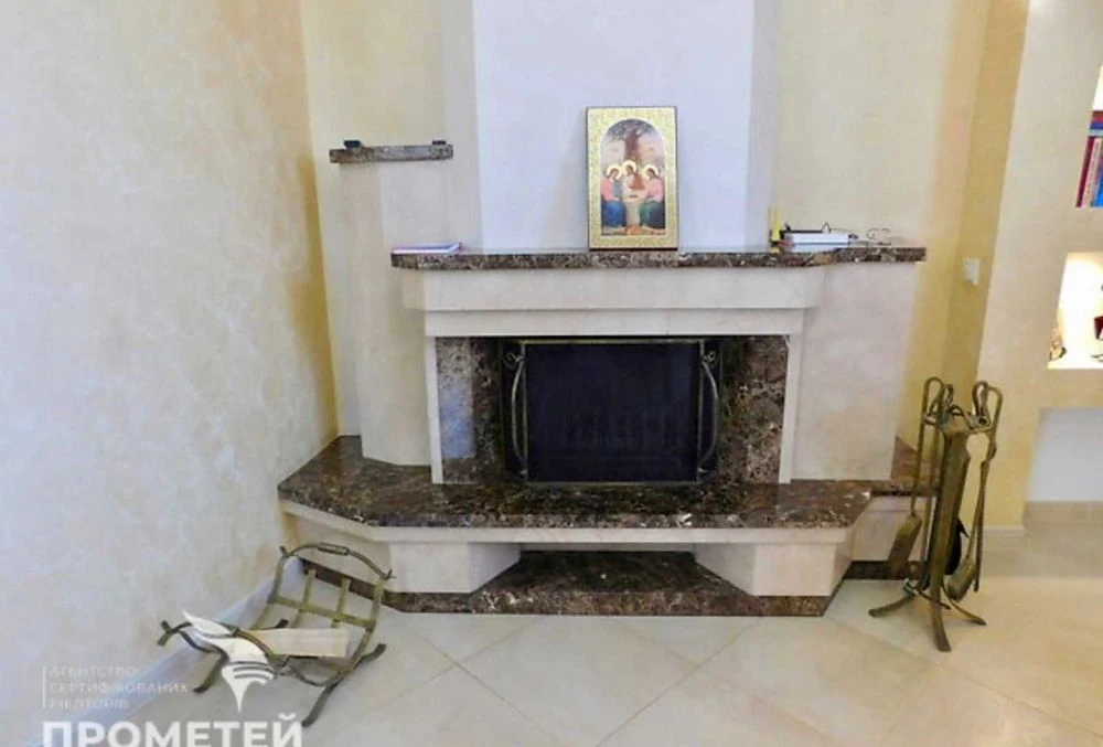 Two-story house for sale. No commission!