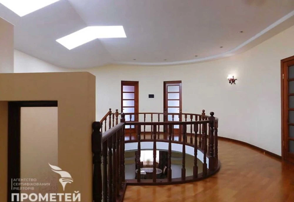 Two-story house for sale. No commission!
