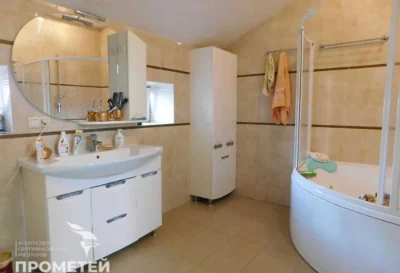 Two-story house for sale. No commission!