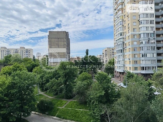 Sale of 4-room apartment 86.5 sq. m. on Velyka Kytaivska 6 st. •