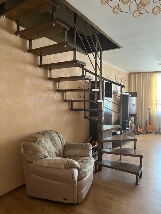 I am selling a 4-room apartment.