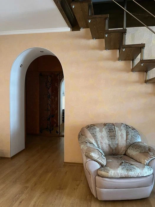 I am selling a 4-room apartment.