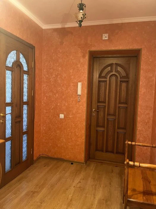 I am selling a 4-room apartment.