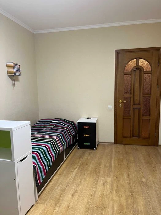 I am selling a 4-room apartment.