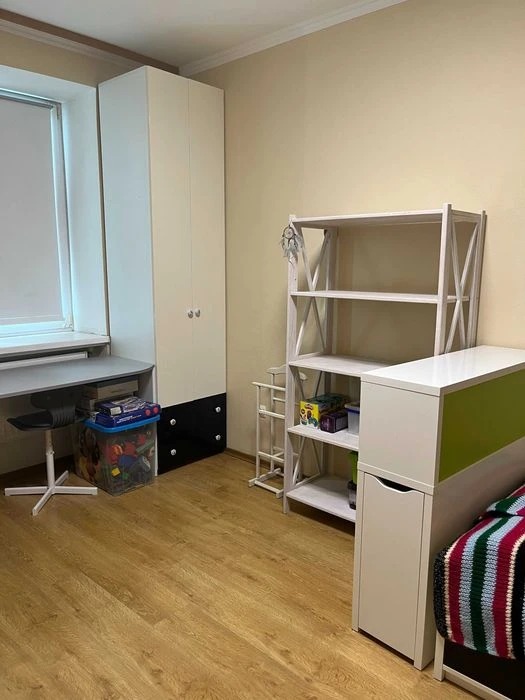 I am selling a 4-room apartment.