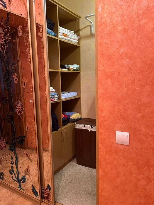I am selling a 4-room apartment.