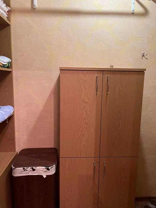 I am selling a 4-room apartment.