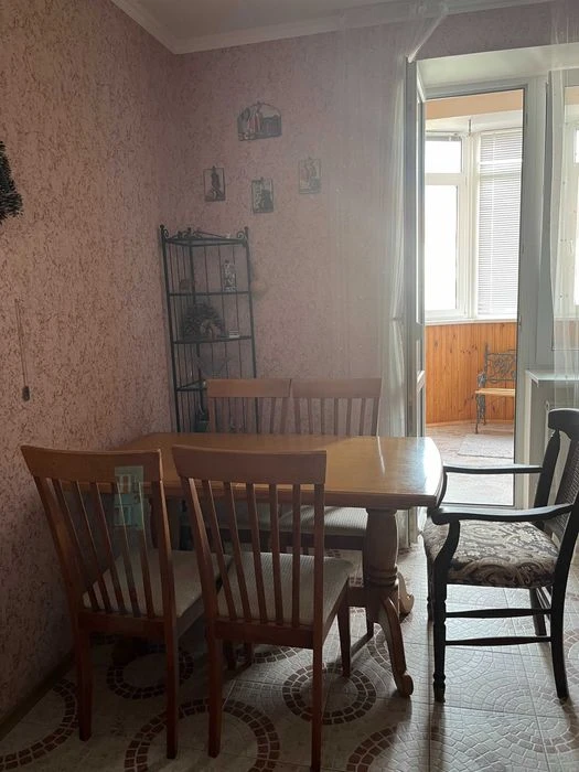 I am selling a 4-room apartment.