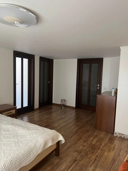 I am selling a 4-room apartment.