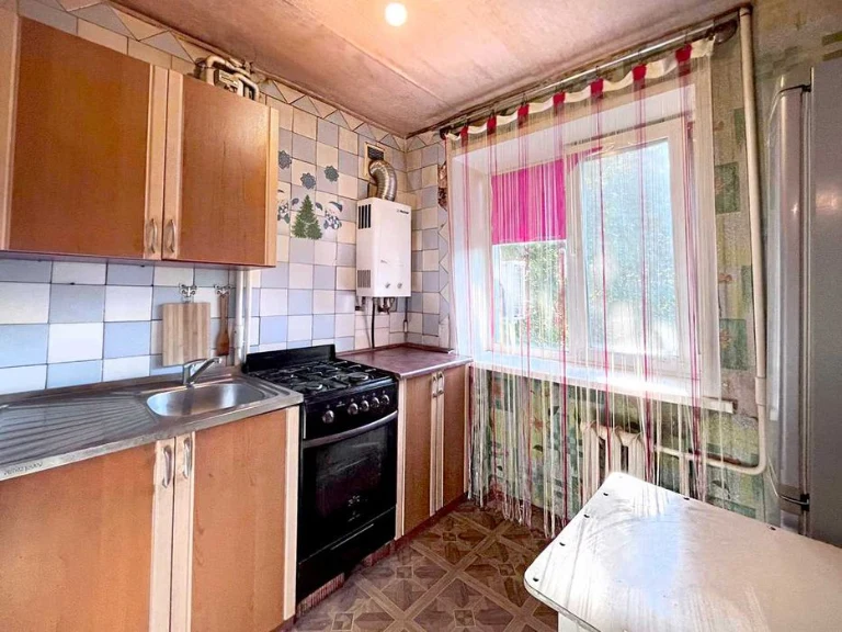 2 rooms in BRICK with COSMETICS middle floor ROBOCHOYA district (71