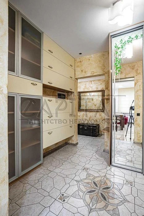TOP PRICE! SALE OF A THREE-ROOM APARTMENT WITH A COZY REPAIR,