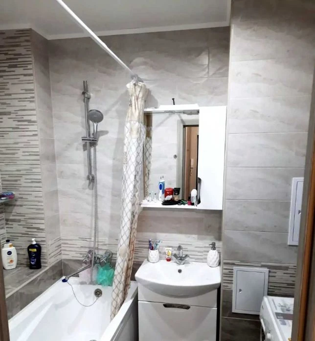 Two-bedroom apartment for sale near the metro station, Valentinovskaya Street.
