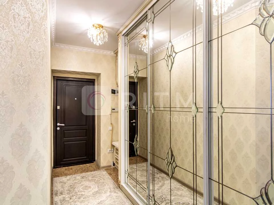 Apartment. Ivano-Frankivsk, Heroiv Mykolaiv St., (Building