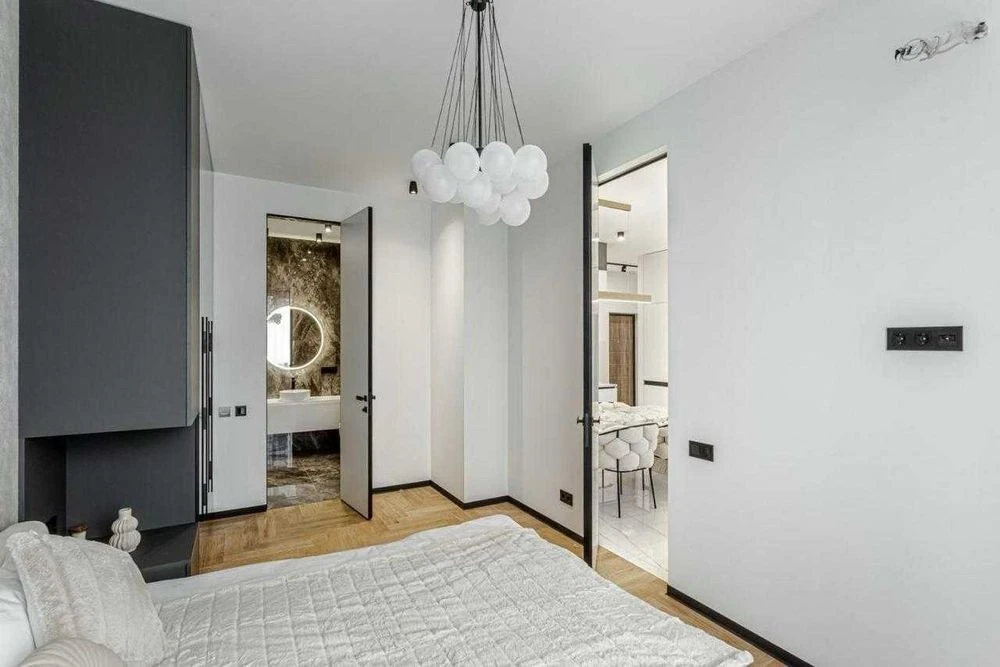 Sale of 3-room apartment 106m2 with design renovation TRIIINITY (TRINITY