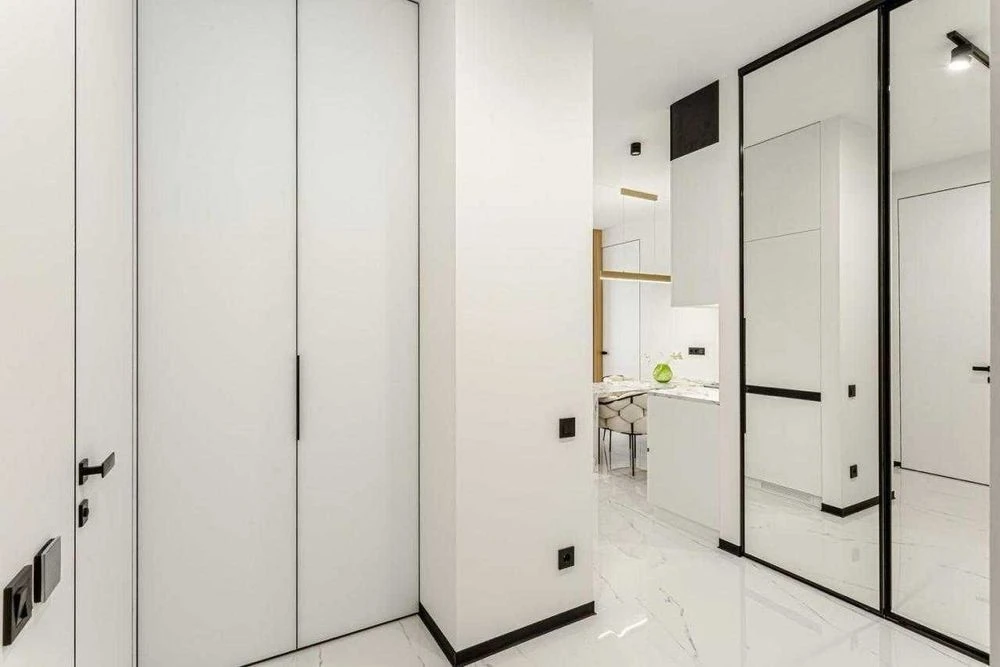 Sale of 3-room apartment 106m2 with design renovation TRIIINITY (TRINITY