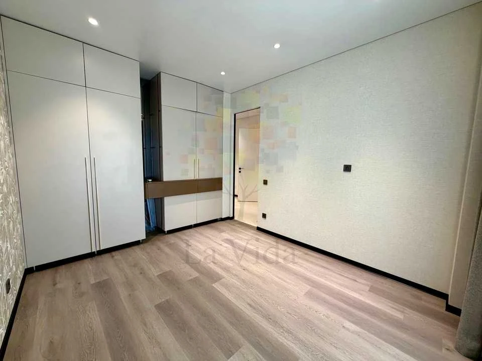 Apartment. Kyiv, Salyutna St., (Building 03801-03901)