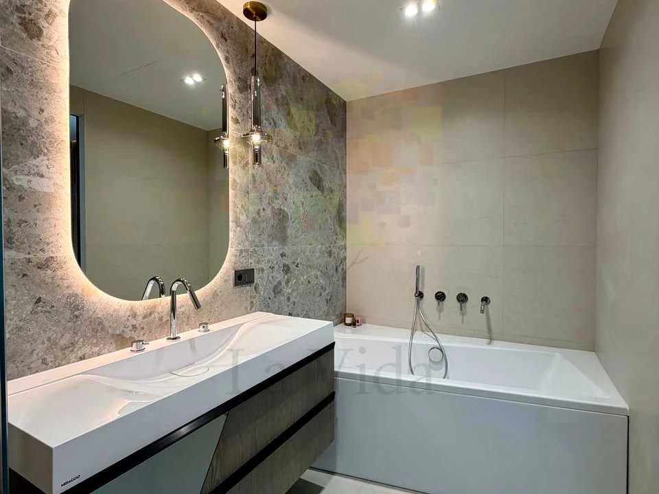 Apartment. Kyiv, Salyutna St., (Building 03801-03901)