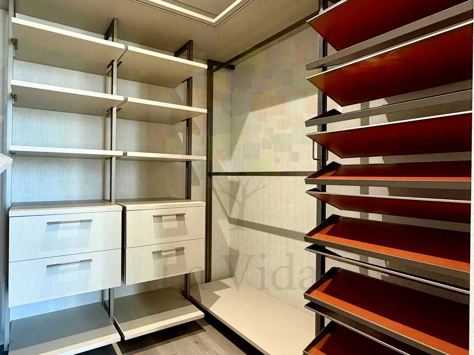 Apartment. Kyiv, Salyutna St., (Building 03801-03901)