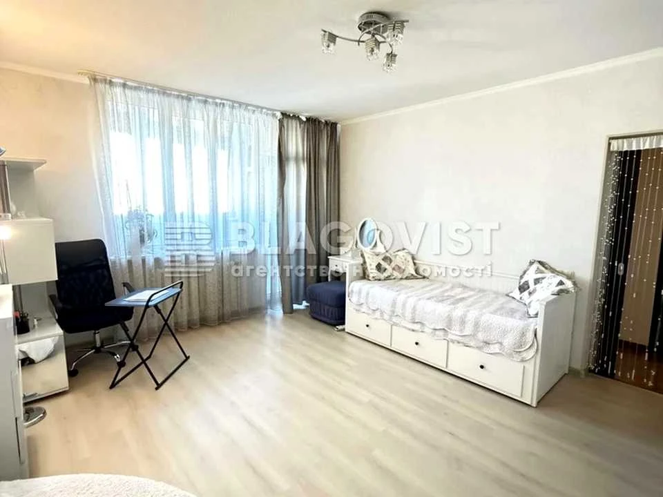 Apartment. Kyiv, Petra Hryhorenka Avenue.